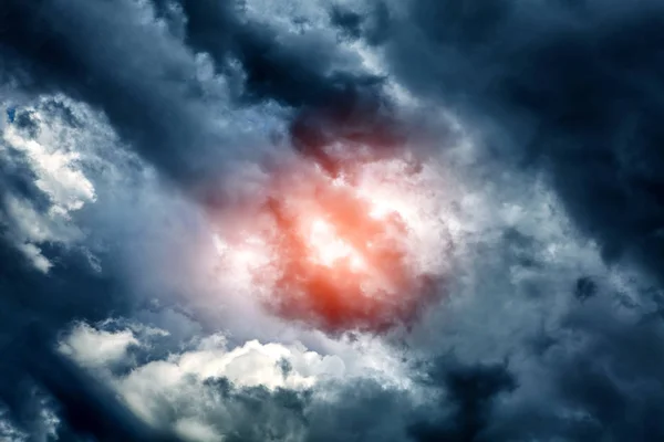 Paisaje nublado con luz solar —  Fotos de Stock