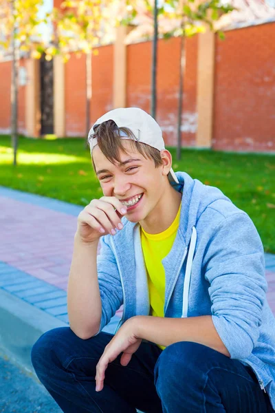 Fröhlicher Teenager im Freien — Stockfoto