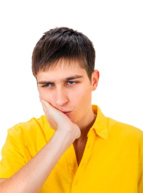 Genç adam diş ağrısı hisseder