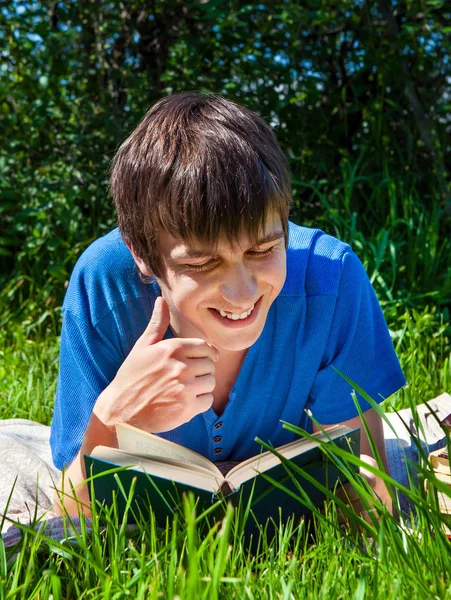 Jeune homme lire un livre — Photo