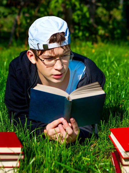 Ergen bir kitap okudu. — Stok fotoğraf