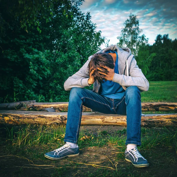 Triste jovem ao ar livre — Fotografia de Stock