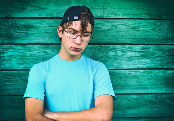 Triste adolescente ao ar livre — Fotografia de Stock