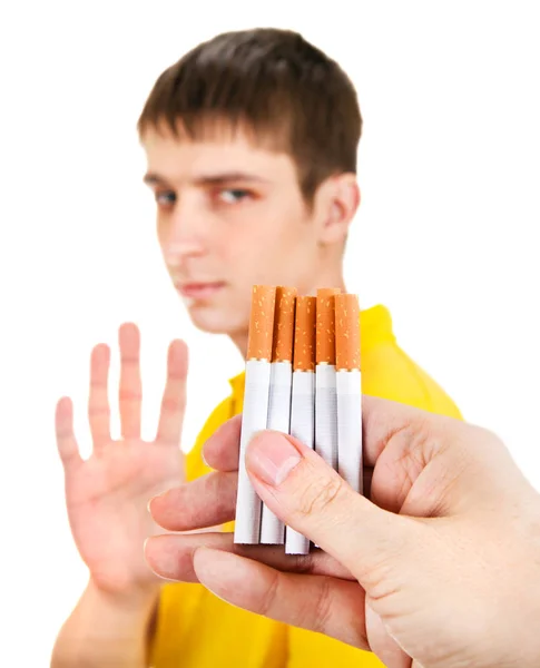 Νέος άνδρας αρνηθεί ένα τσιγάρα — Φωτογραφία Αρχείου