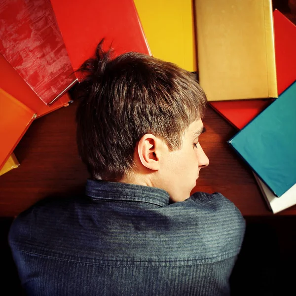 Tonåring sova på en böcker — Stockfoto
