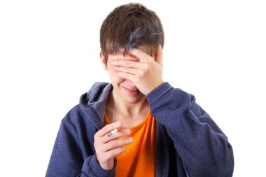 Sigaralı genç adam.