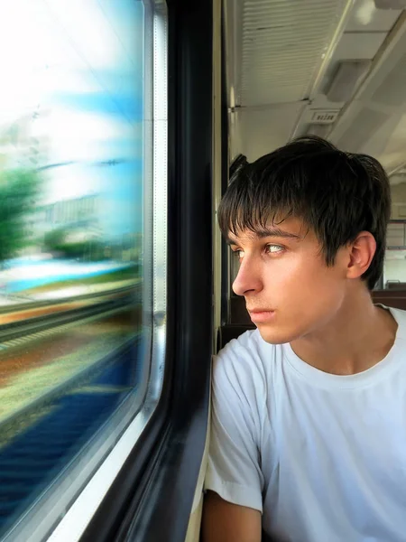 Tonåring i tåget — Stockfoto