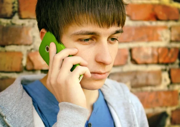 Młody mężczyzna z telefonu komórkowego — Zdjęcie stockowe