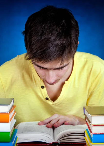 Estudante com livros — Fotografia de Stock