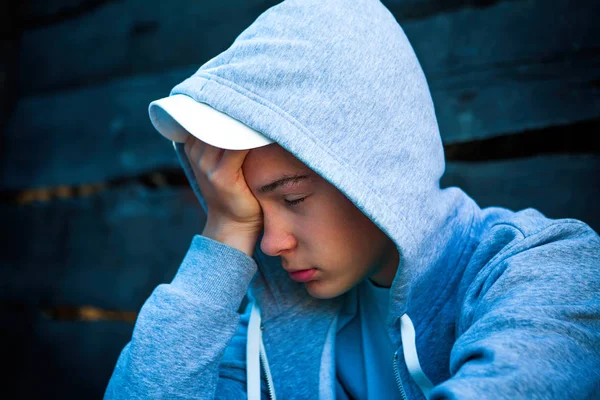 Triste adolescente al aire libre —  Fotos de Stock