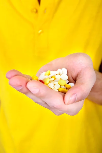 Pastillas en una mano — Foto de Stock