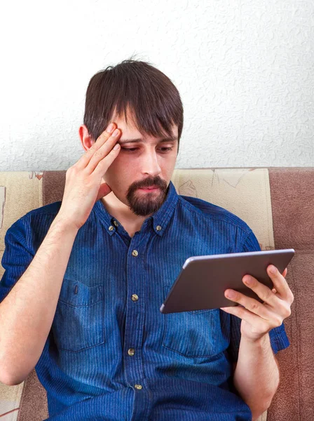 Homem com computador tablet — Fotografia de Stock