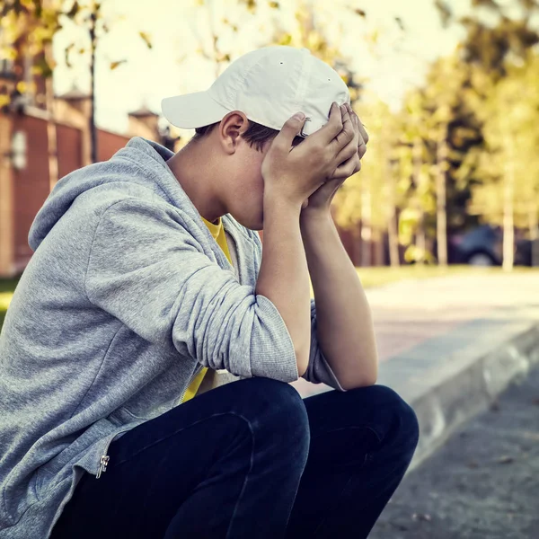 Triste adolescente ao ar livre — Fotografia de Stock