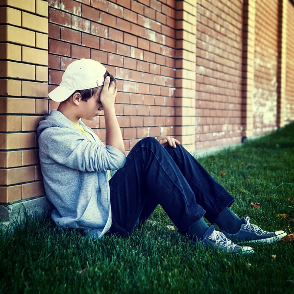 Triste adolescente ao ar livre — Fotografia de Stock