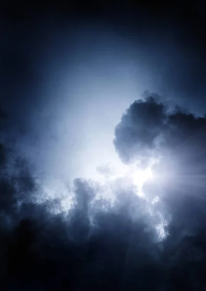 Paisaje nuboso con rayo de luz —  Fotos de Stock