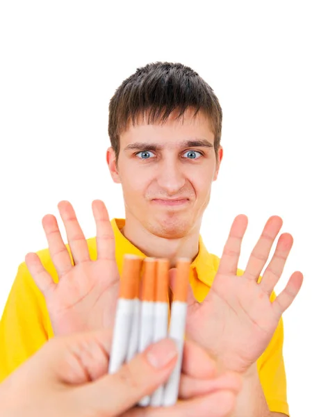 Молодий чоловік заперечує сигарети — стокове фото