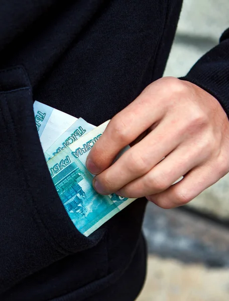 Persona con moneda rusa —  Fotos de Stock