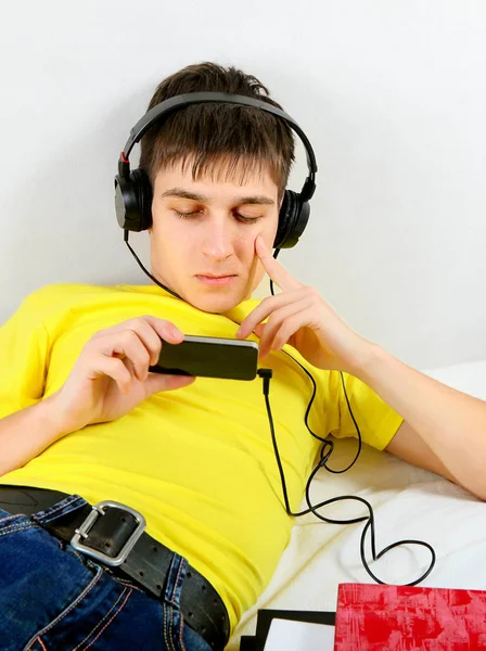 Teenager with Cellphone — Stock Photo, Image