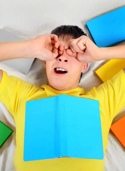 Unavený Teenager s knihy — Stock fotografie