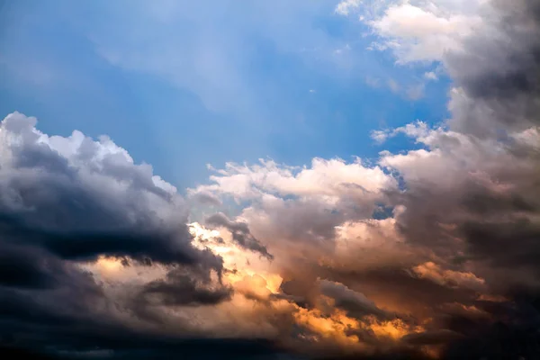 Fondo de nubes dramáticas —  Fotos de Stock