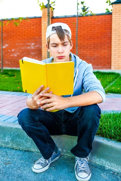 Ergen bir kitap okudu. — Stok fotoğraf