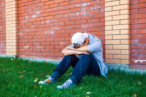 Triste adolescente ao ar livre — Fotografia de Stock