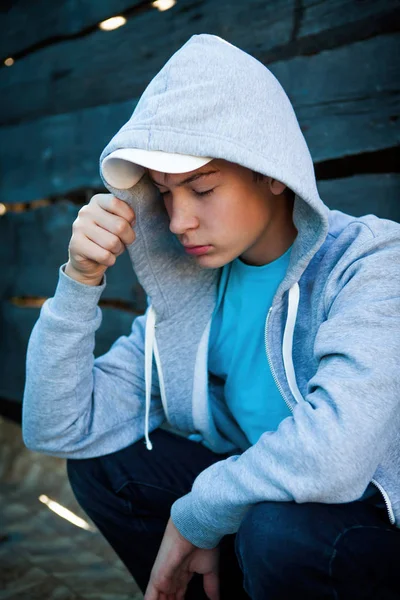 Triste adolescente all'aperto — Foto Stock