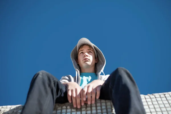 Adolescente pensativo ao ar livre — Fotografia de Stock