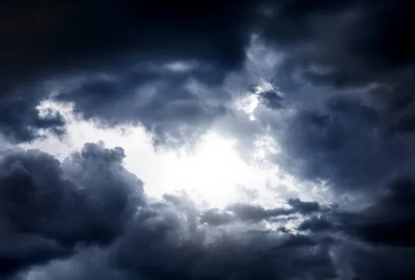 Díra v dramatické mraky — Stock fotografie