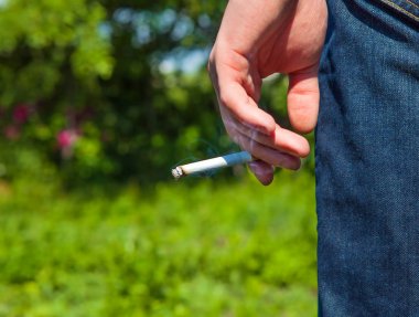 Bir sigara olan kişi