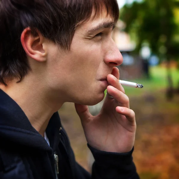 Joven con un cigarrillo — Foto de Stock