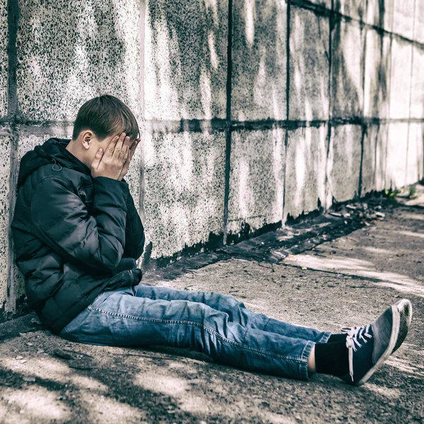 Triste adolescente ao ar livre — Fotografia de Stock