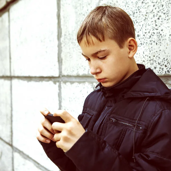 Enfant avec téléphone portable — Photo