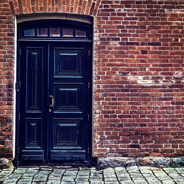 Bakstenen muur en de deur — Stockfoto