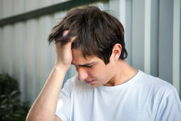 Triste joven — Foto de Stock