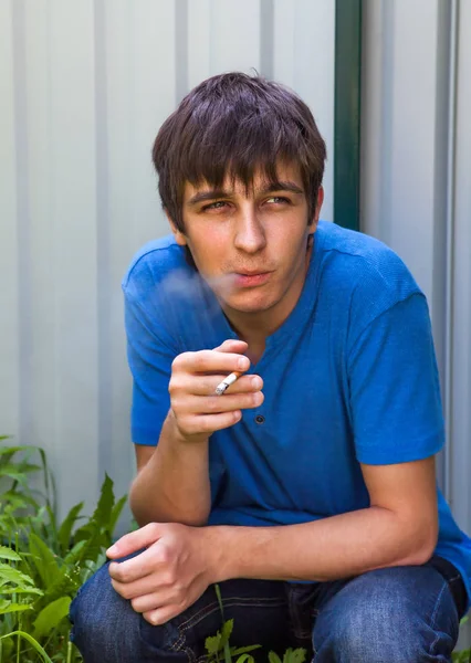 Jovem com cigarro — Fotografia de Stock