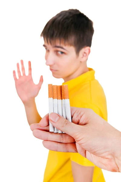 Joven rechazar un cigarrillo — Foto de Stock