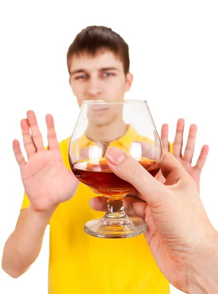 Молодой человек отказывается от алкоголя — стоковое фото