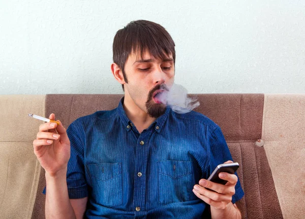 Homem com cigarro — Fotografia de Stock