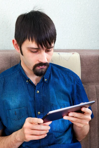 Man met tabletcomputer — Stockfoto