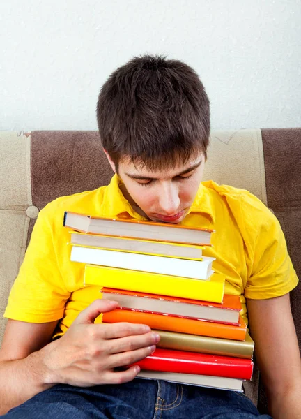 Jovem cansado com os livros — Fotografia de Stock