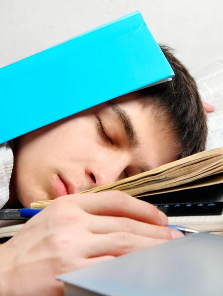 Estudante cansado dormindo — Fotografia de Stock