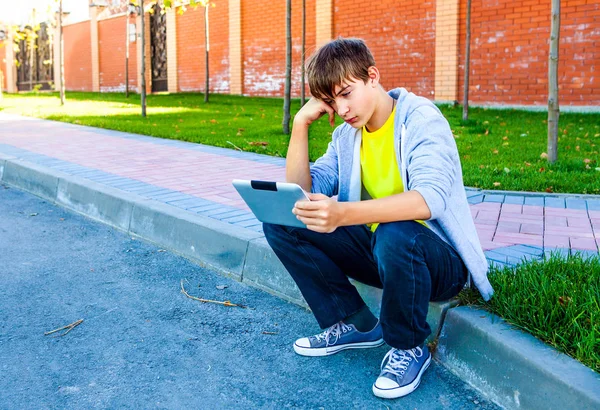 Teenager s tabletovým počítačem — Stock fotografie