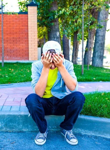 Triste adolescente ao ar livre — Fotografia de Stock