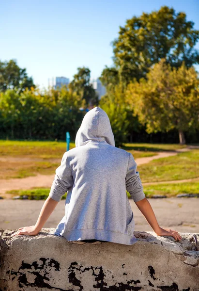 Visão traseira do adolescente — Fotografia de Stock