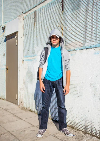 Adolescente Stand al aire libre — Foto de Stock