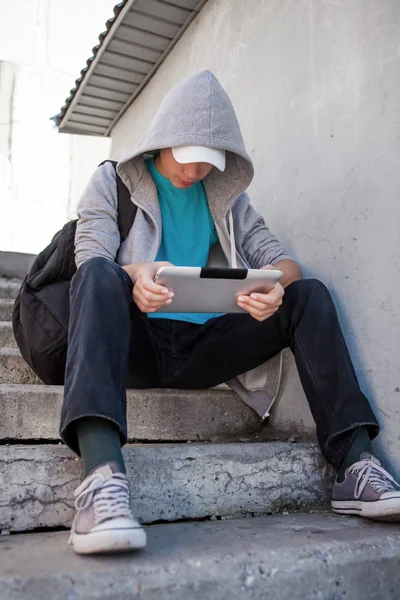 Adolescente con computer Tablet — Foto Stock