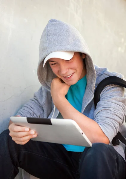 Підліток з планшетним комп'ютером — стокове фото