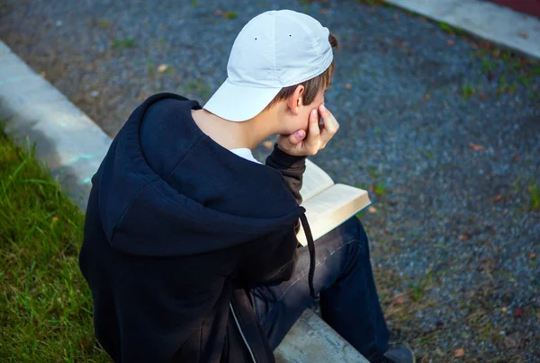 Teenager mit einem Buch — Stockfoto