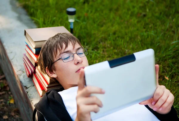 Teenager with Tablet Computer — Stock Photo, Image